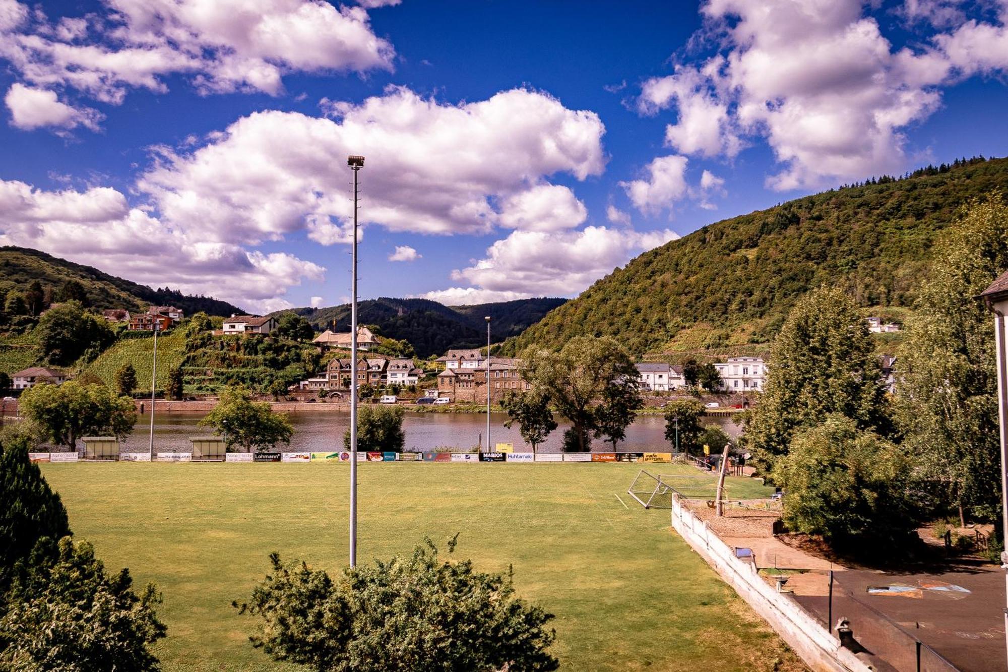 Appartamento Traumaussicht Kamin Balkon Burgblick 65 Zoll Tv Netflix Sky Joyn Lindenplatz Bullay Esterno foto