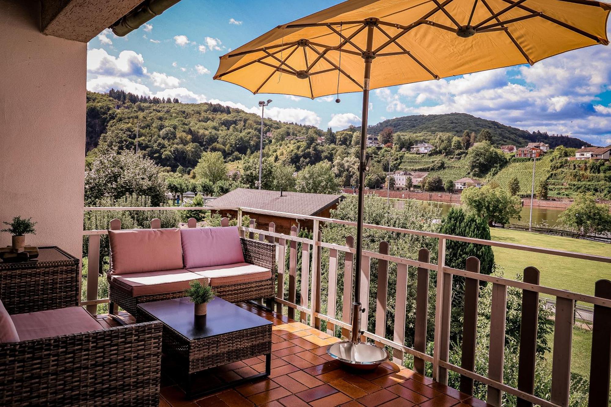 Appartamento Traumaussicht Kamin Balkon Burgblick 65 Zoll Tv Netflix Sky Joyn Lindenplatz Bullay Esterno foto